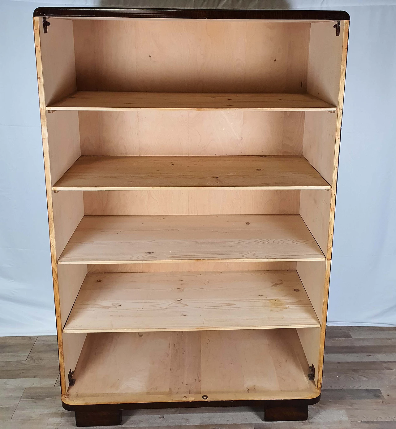 Mahogany burl bookcase with five adaptable shelves, 1950s 1