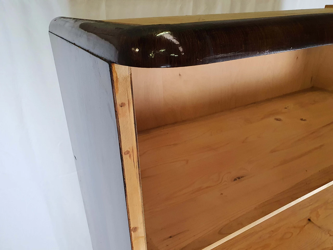 Mahogany burl bookcase with five adaptable shelves, 1950s 4