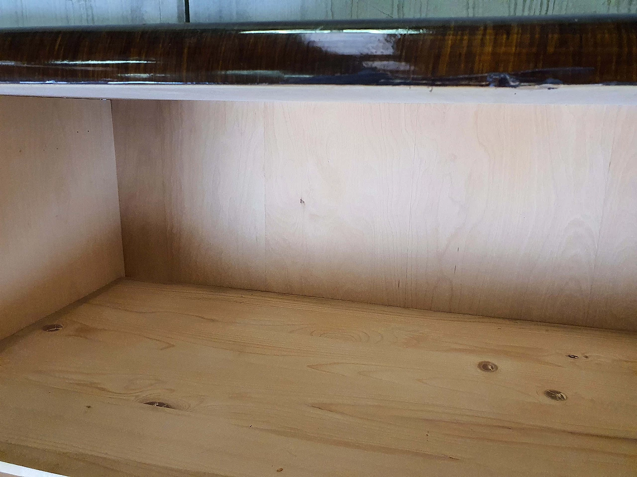 Mahogany burl bookcase with five adaptable shelves, 1950s 6