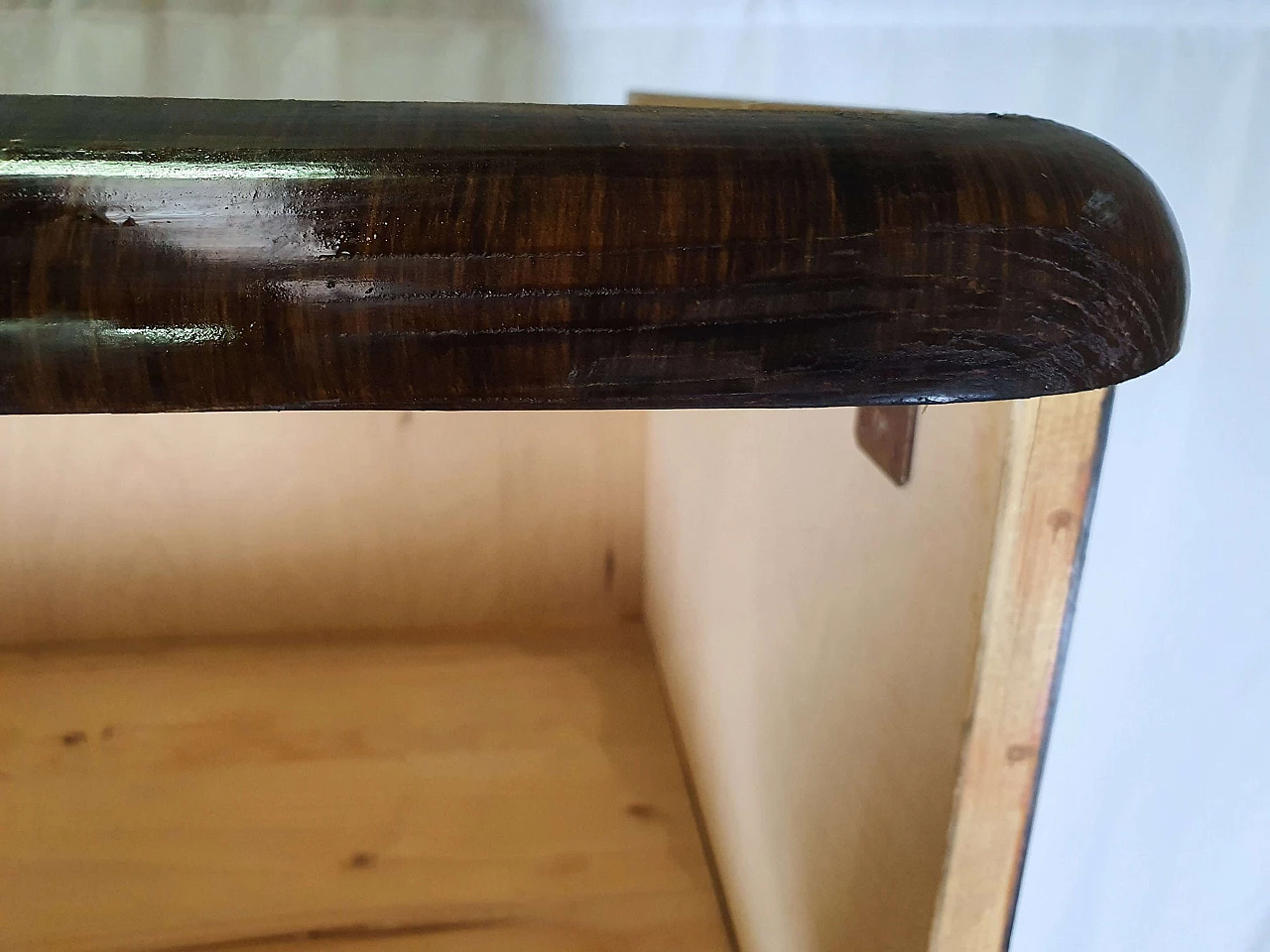 Mahogany burl bookcase with five adaptable shelves, 1950s 8