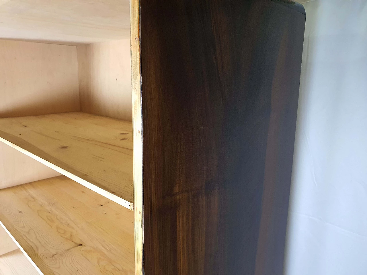 Mahogany burl bookcase with five adaptable shelves, 1950s 9