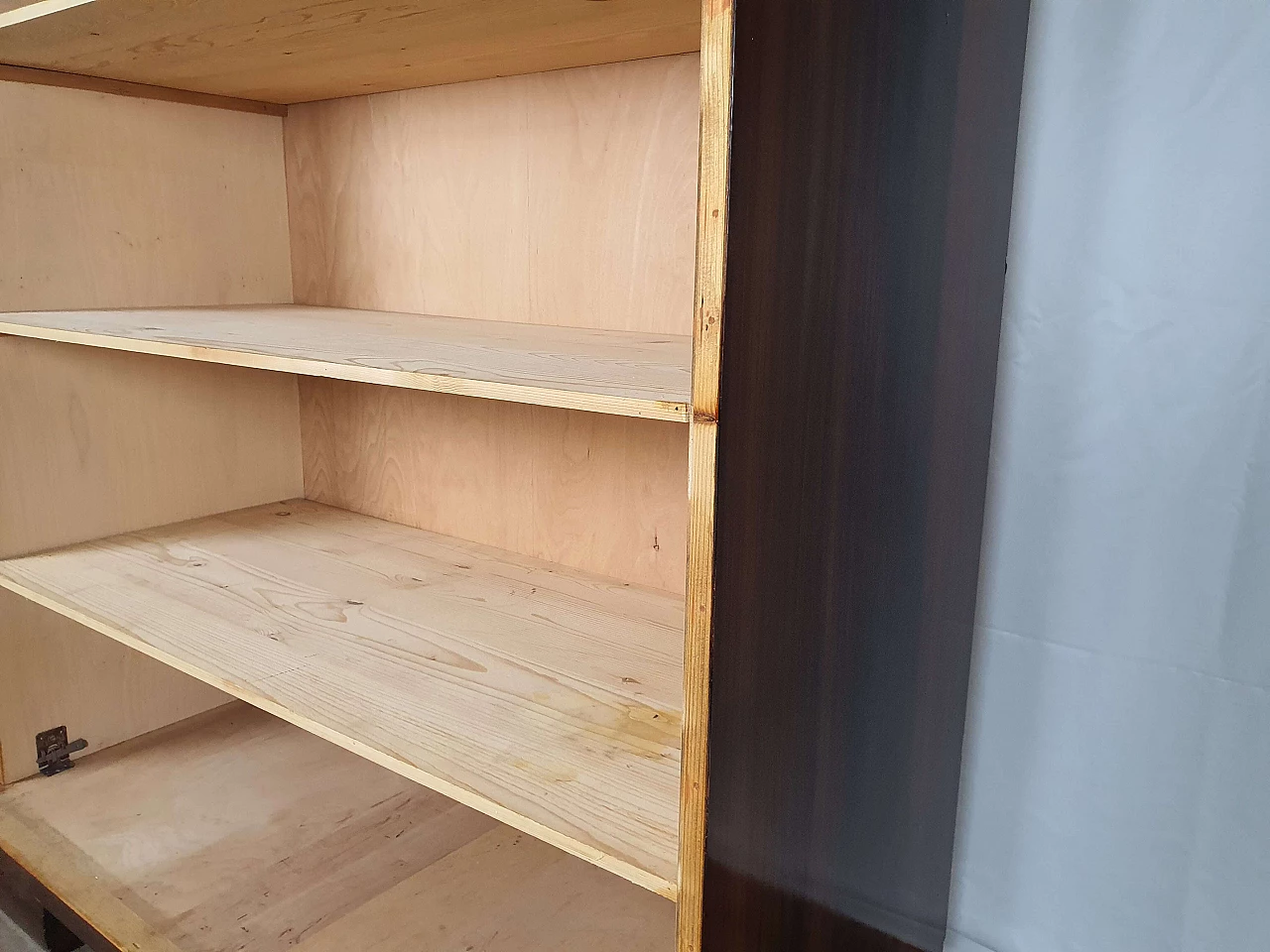 Mahogany burl bookcase with five adaptable shelves, 1950s 10