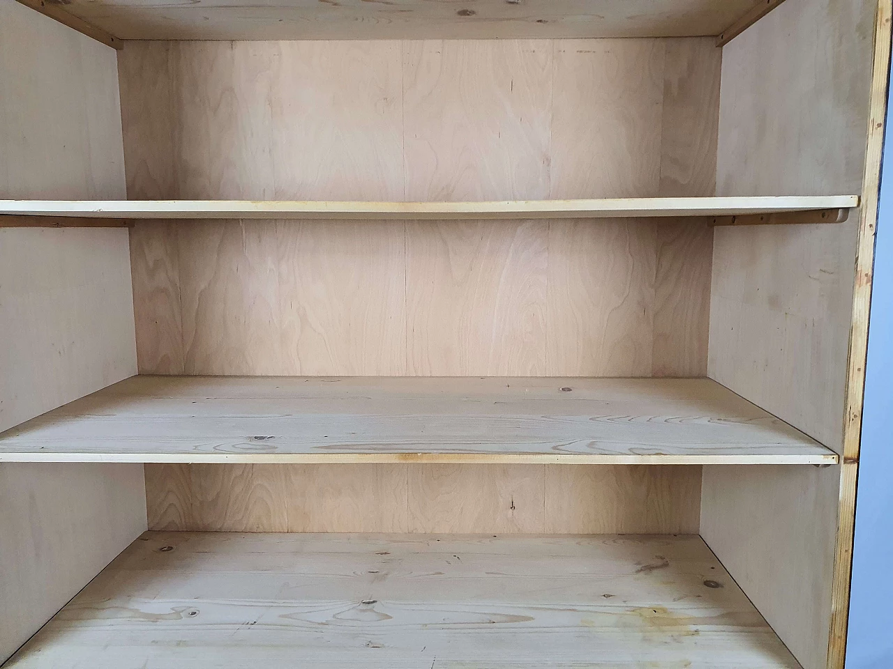 Mahogany burl bookcase with five adaptable shelves, 1950s 12