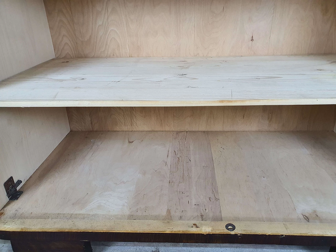 Mahogany burl bookcase with five adaptable shelves, 1950s 17