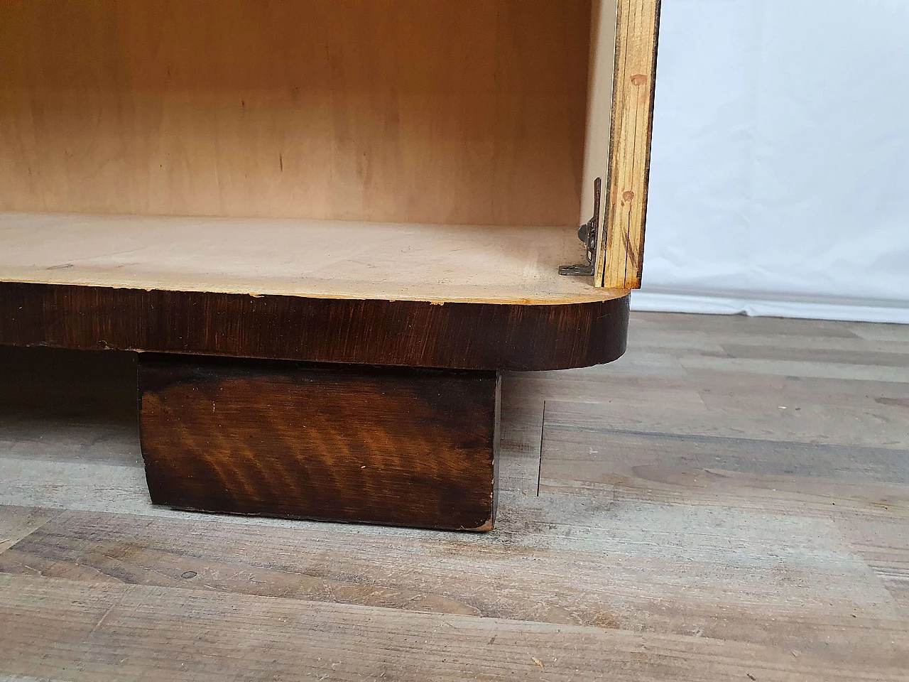 Mahogany burl bookcase with five adaptable shelves, 1950s 22