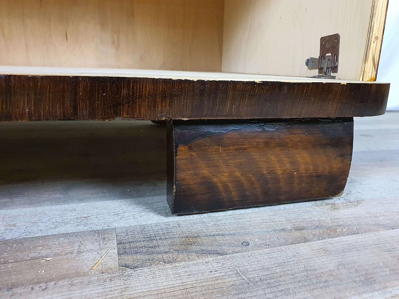 Mahogany burl bookcase with five adaptable shelves, 1950s 23