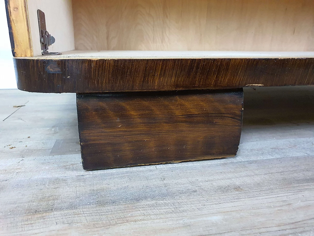 Mahogany burl bookcase with five adaptable shelves, 1950s 24