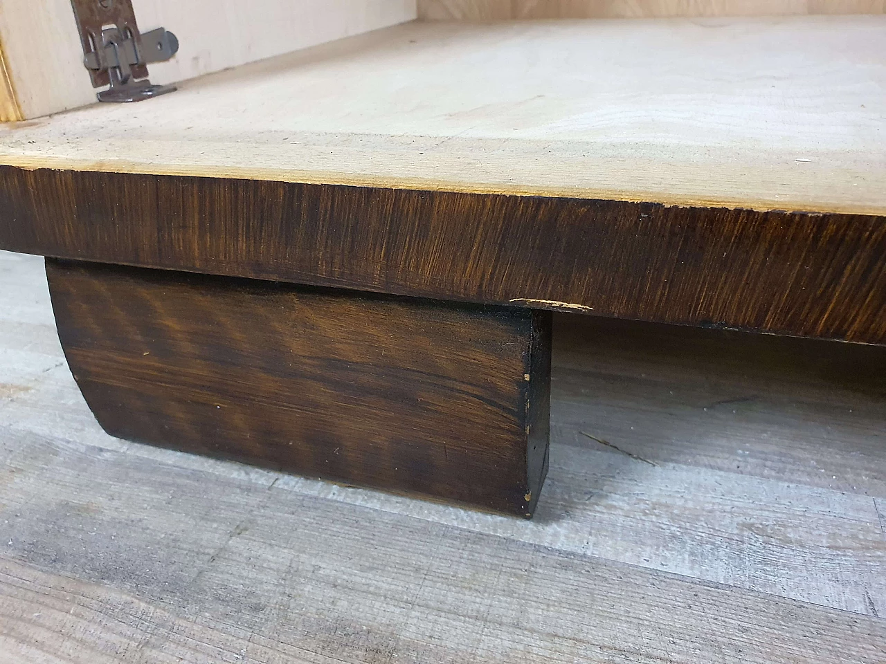 Mahogany burl bookcase with five adaptable shelves, 1950s 25