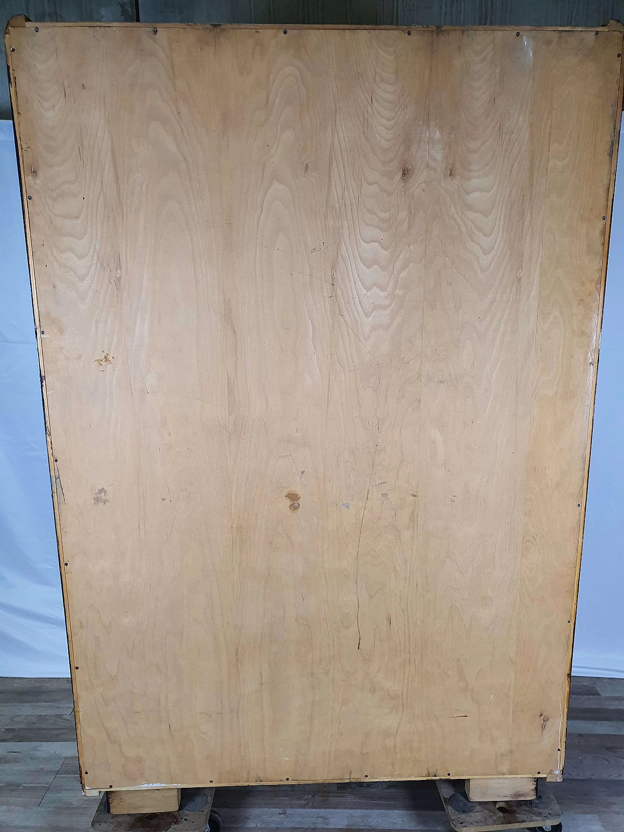 Mahogany burl bookcase with five adaptable shelves, 1950s 28