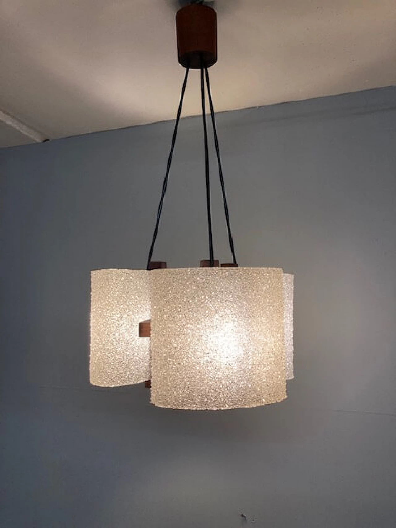 Lampadario a sospensione a tre luci in teak massello, anni '70 7