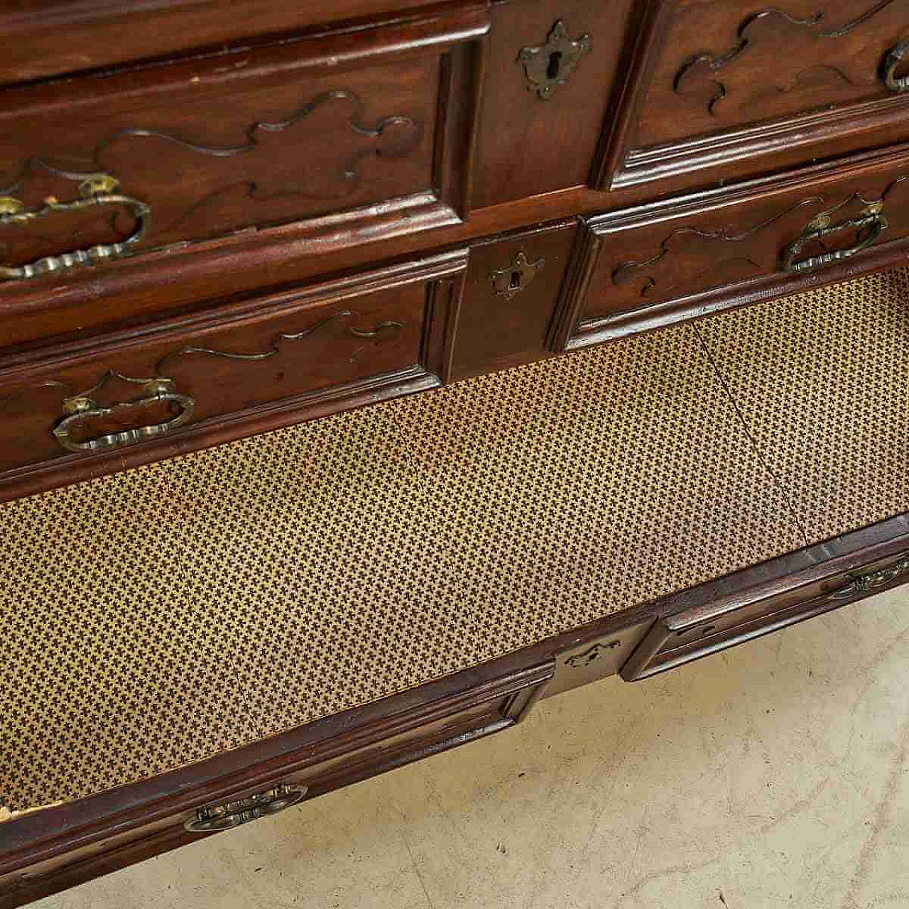 Four-drawer wooden chest of drawers with carved decorations in relief, 17th century 6