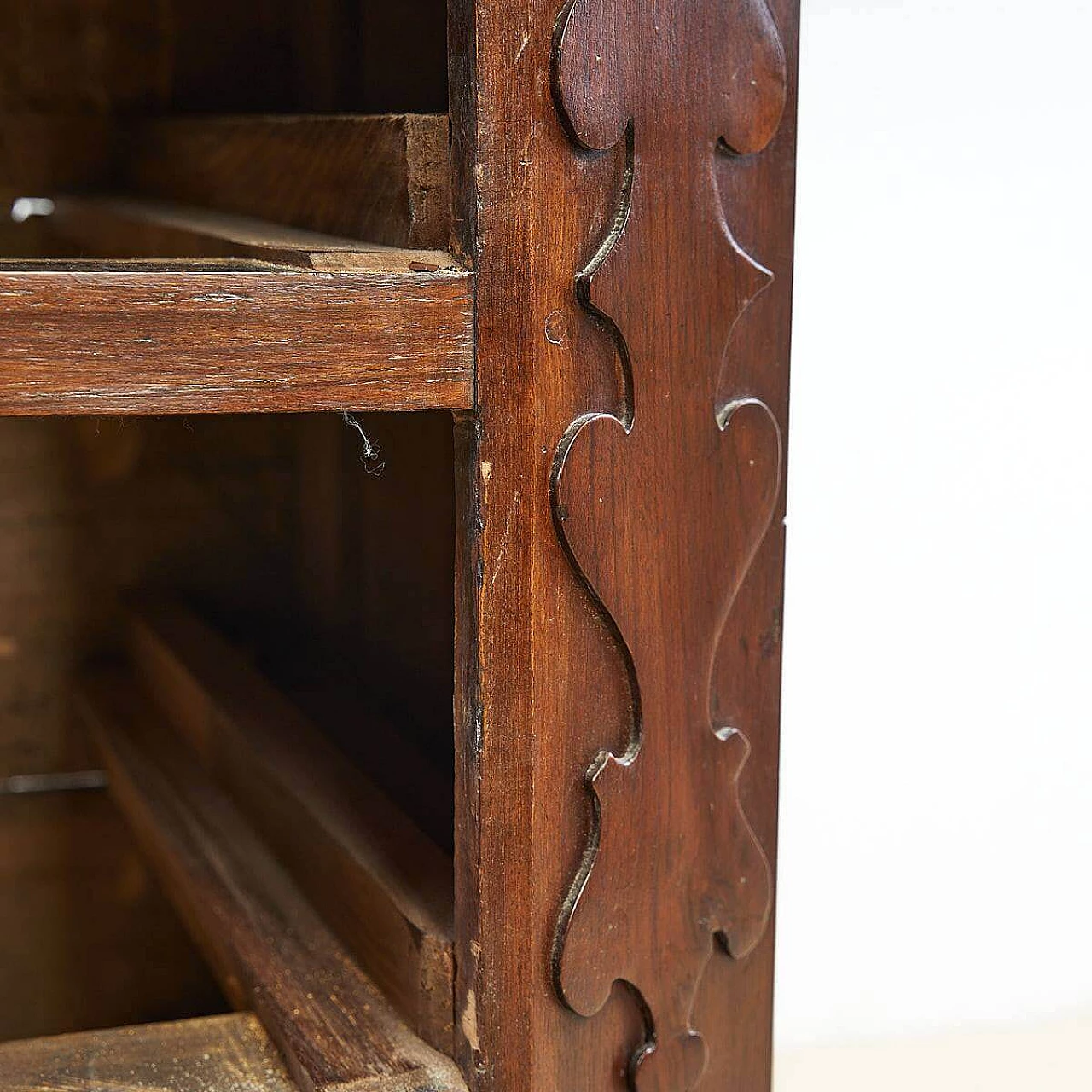 Four-drawer wooden chest of drawers with carved decorations in relief, 17th century 16