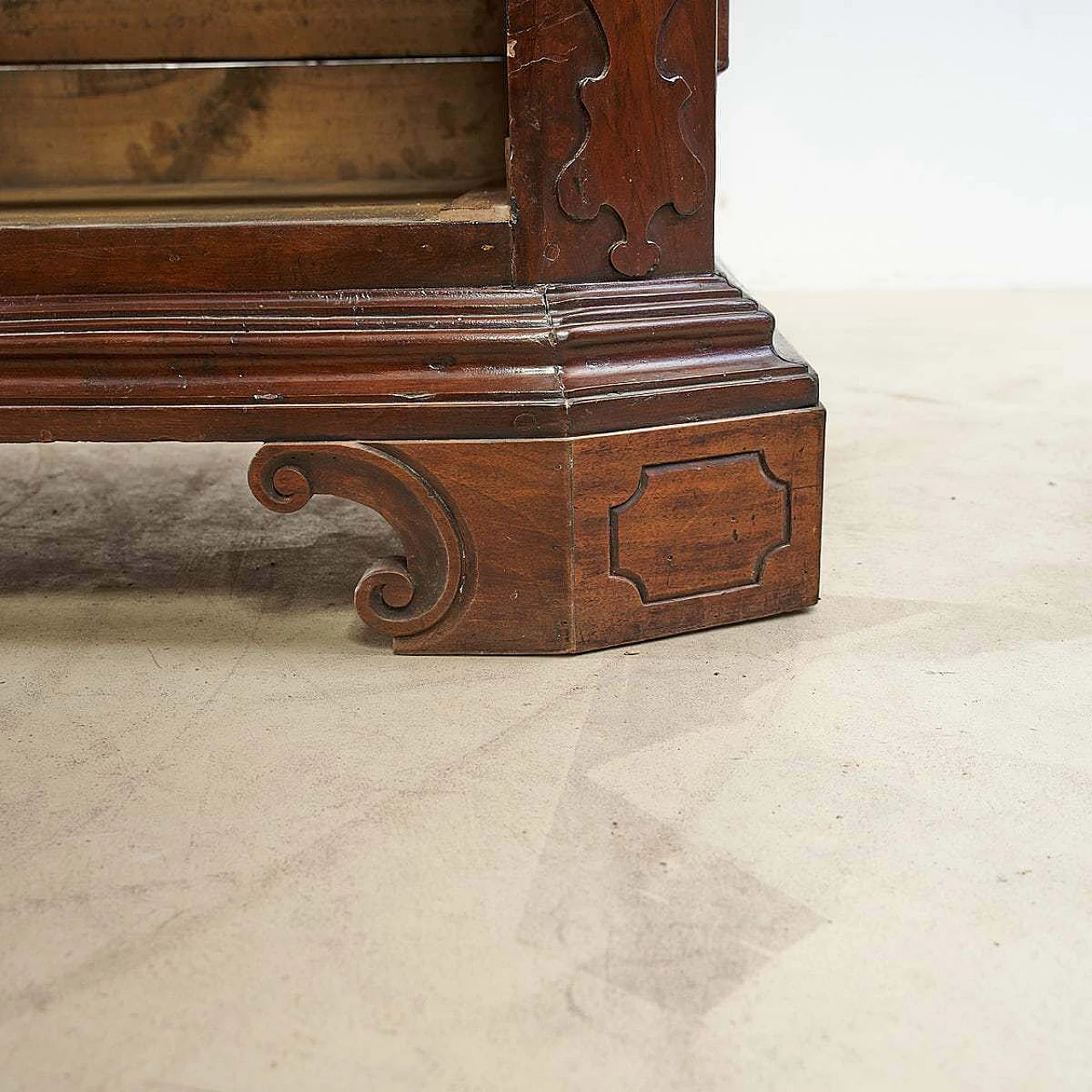 Four-drawer wooden chest of drawers with carved decorations in relief, 17th century 17