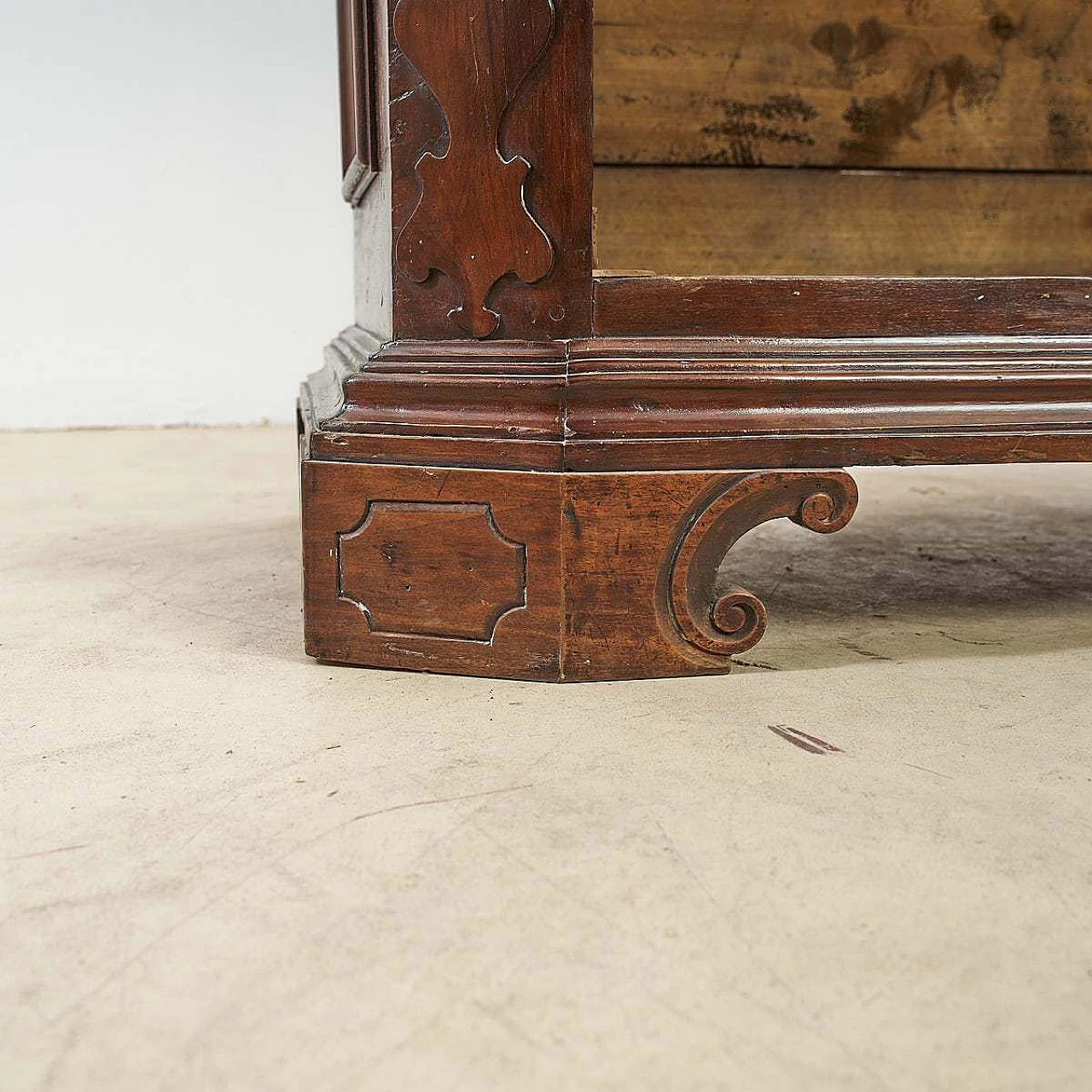 Four-drawer wooden chest of drawers with carved decorations in relief, 17th century 19