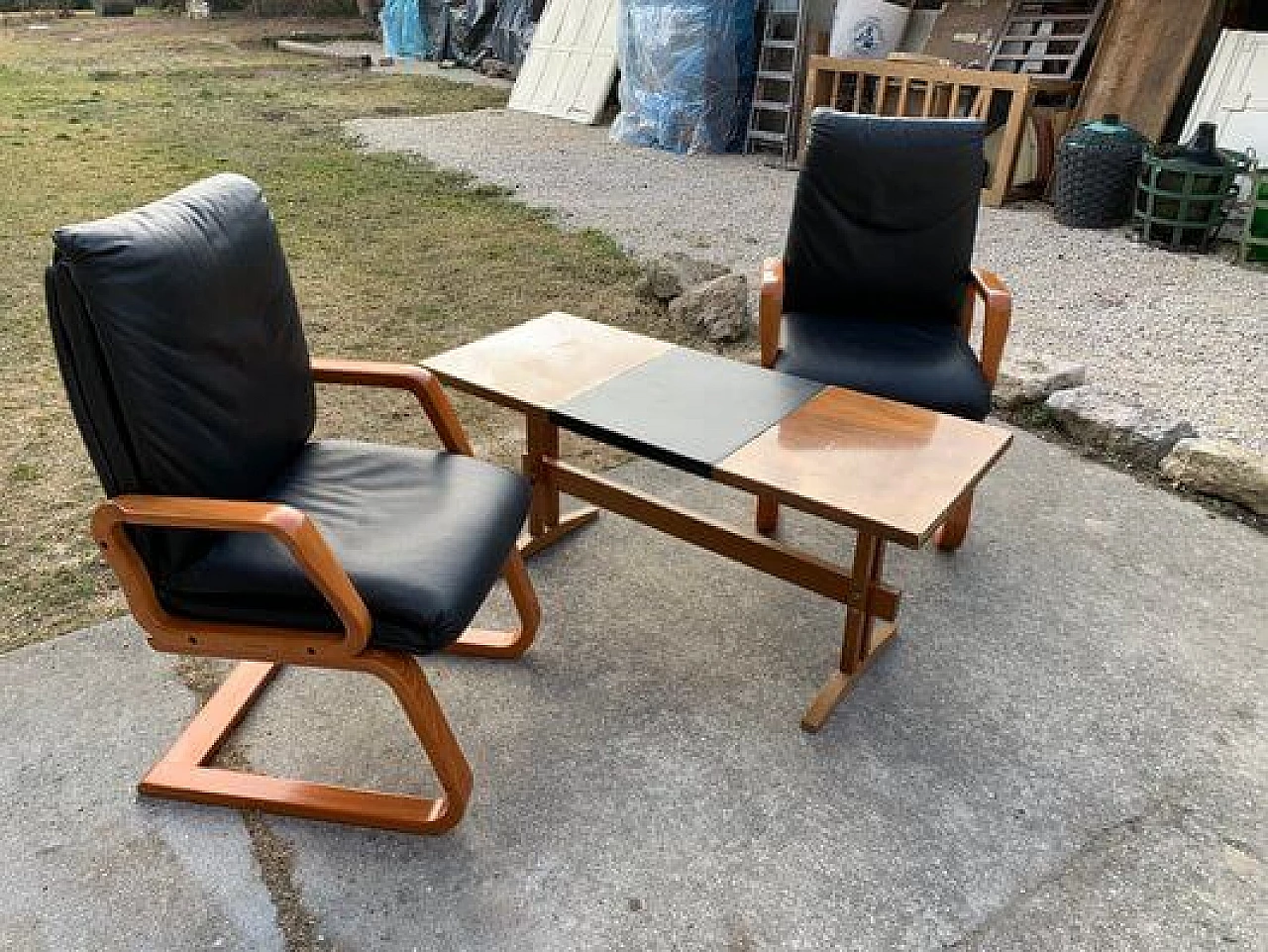 Pair of armchairs and side table in wood and leather, 1960s 1