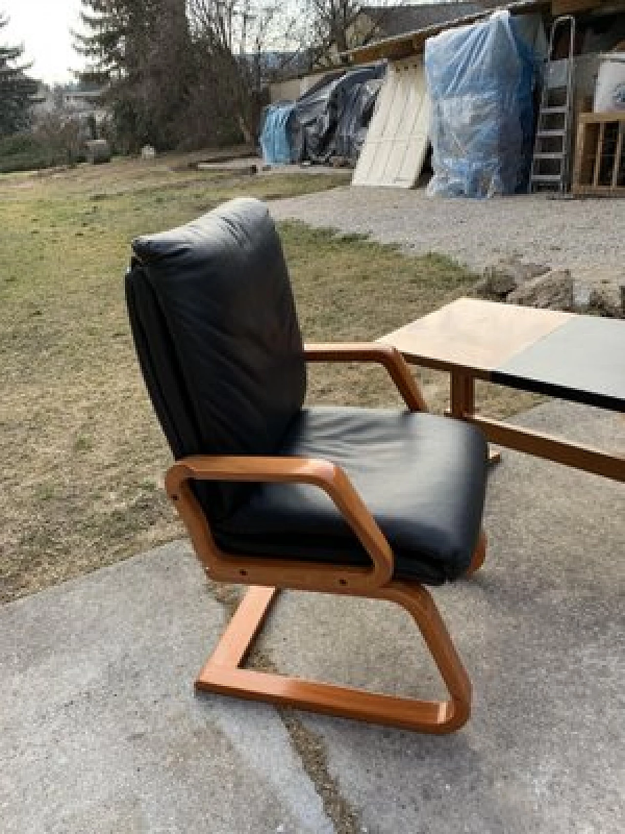 Pair of armchairs and side table in wood and leather, 1960s 2