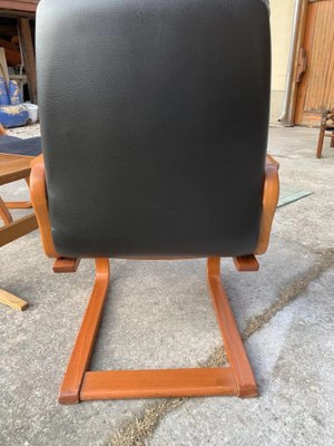 Pair of armchairs and side table in wood and leather, 1960s 3