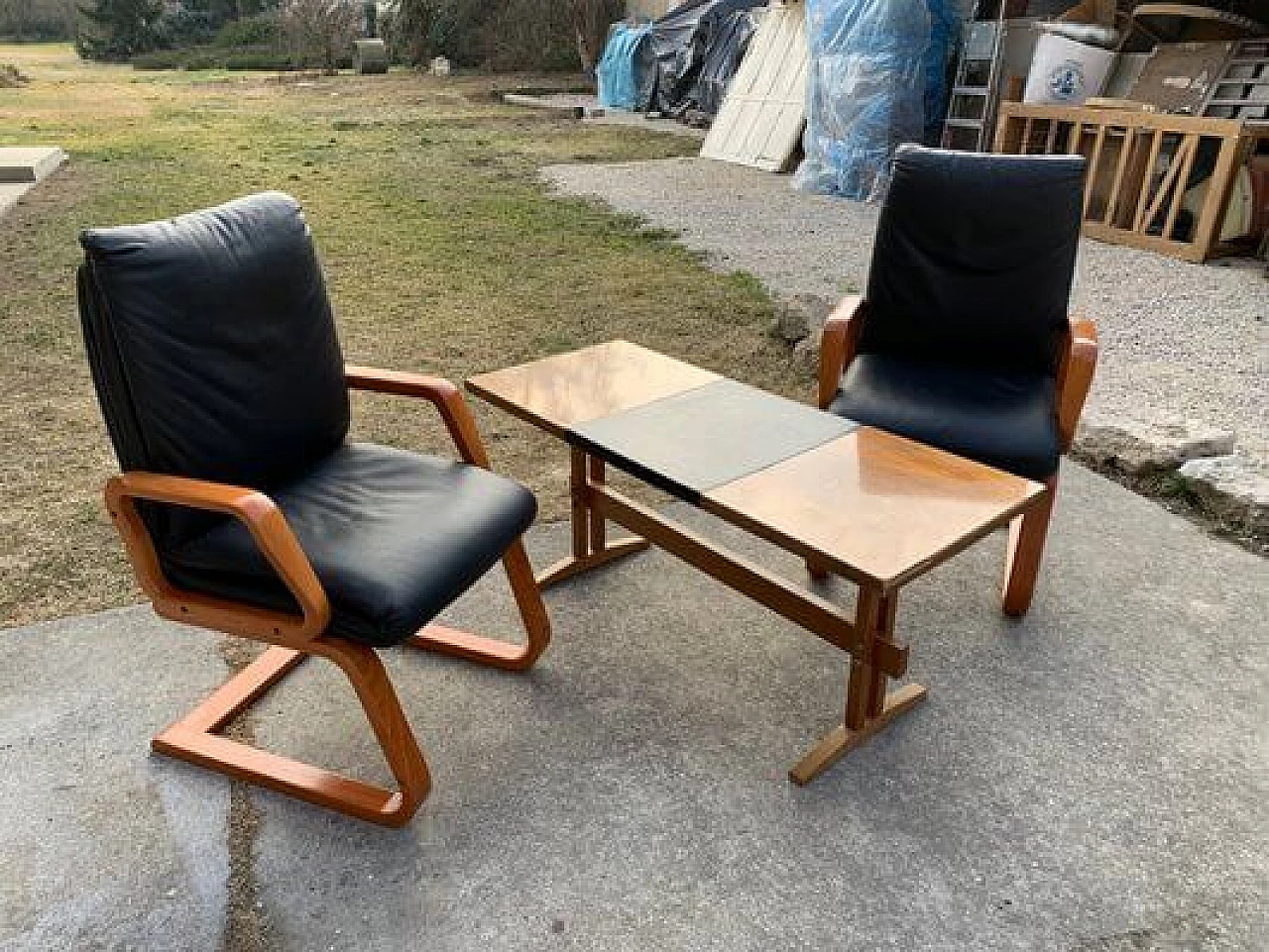 Pair of armchairs and side table in wood and leather, 1960s 4