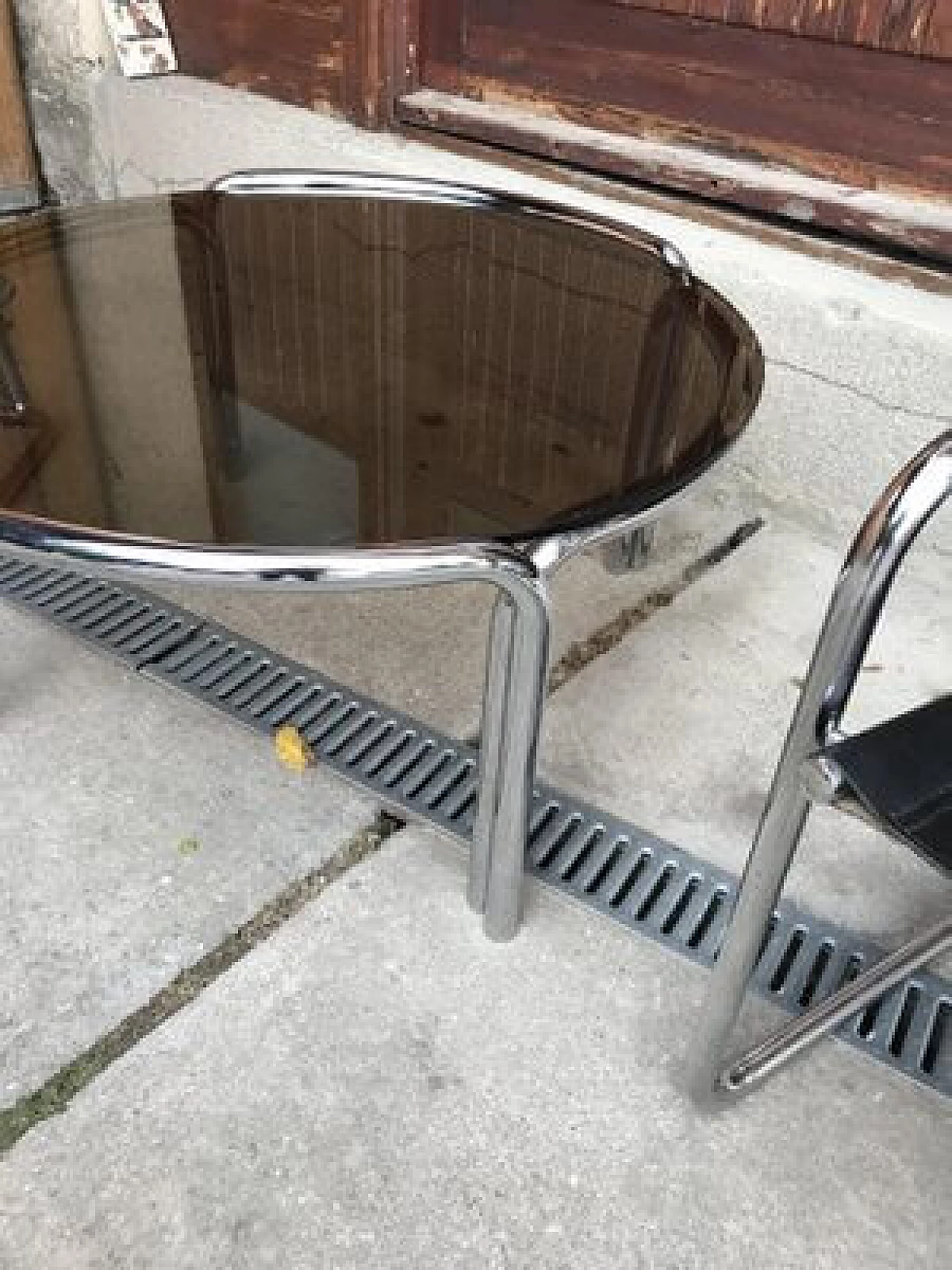 Round side table in chromed metal with glass top, 1960s 4