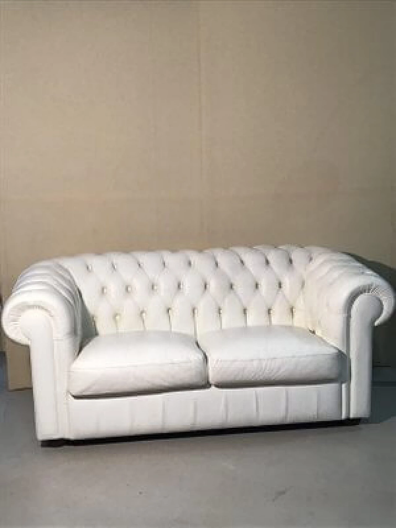 Divano in pelle bianca in stile Chesterfield, anni '80 1