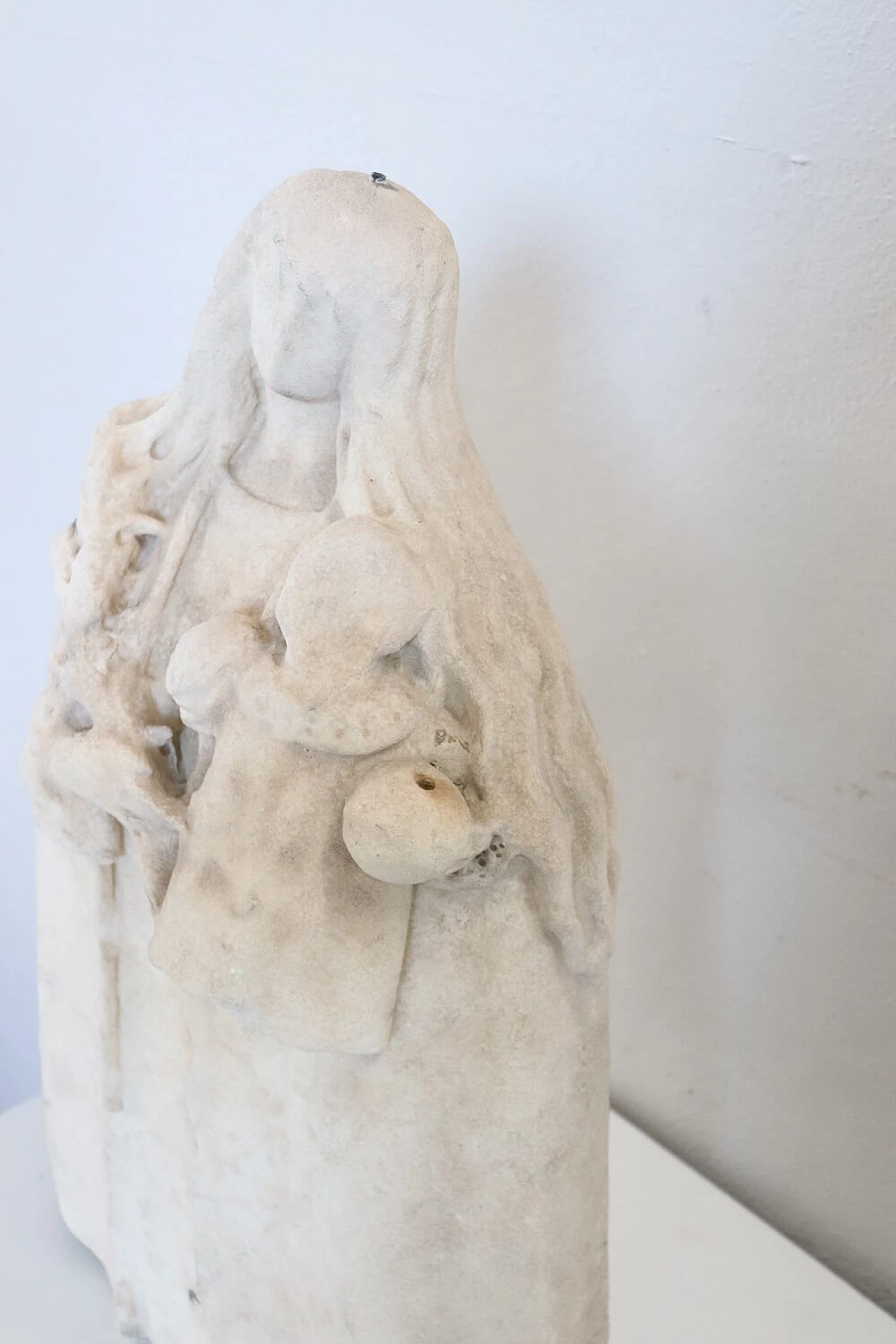 Sculpture of Madonna and Child in white marble, '500 7