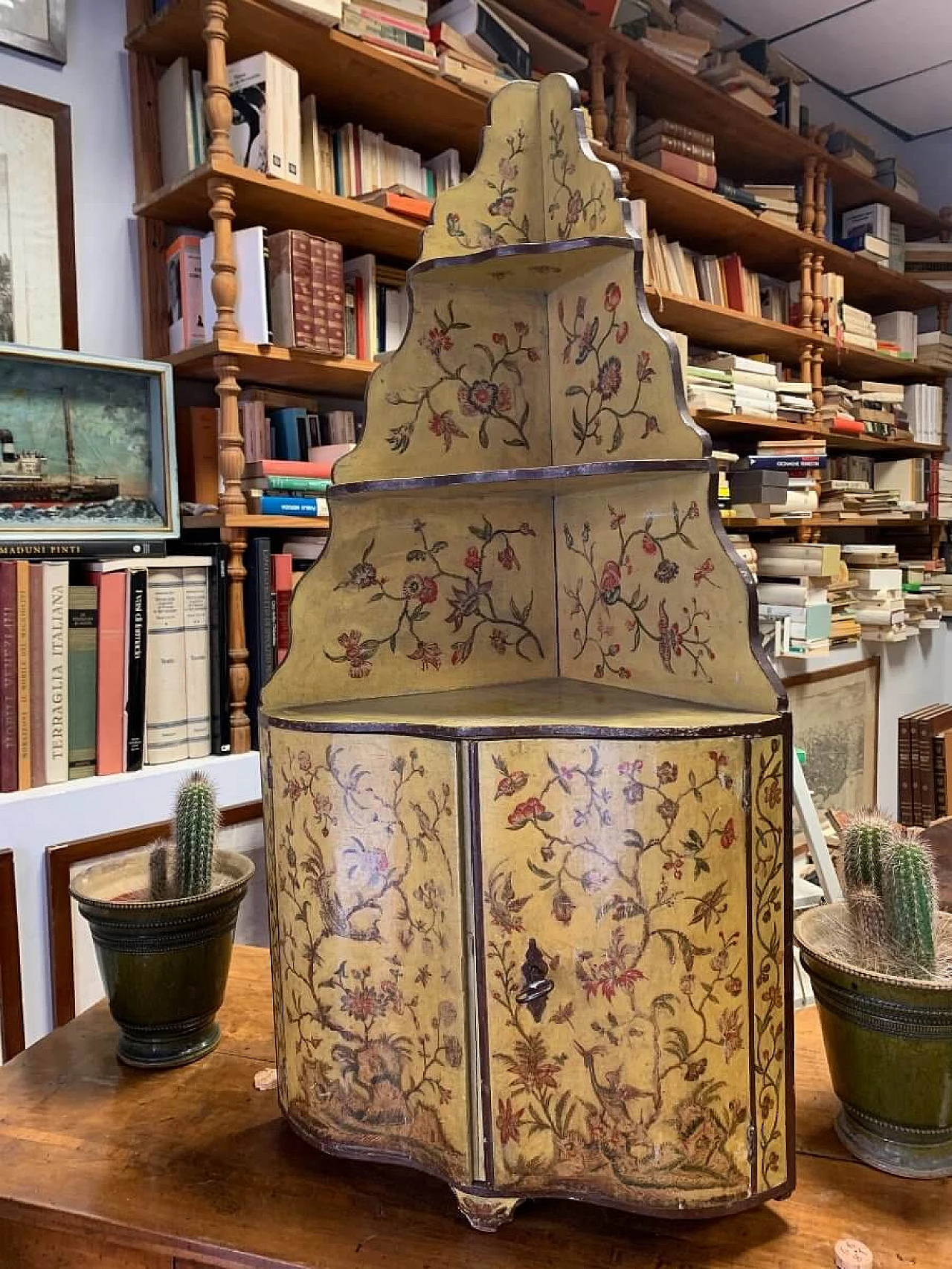 Chinoiserie-painted wooden corner cabinet, 18th century 5