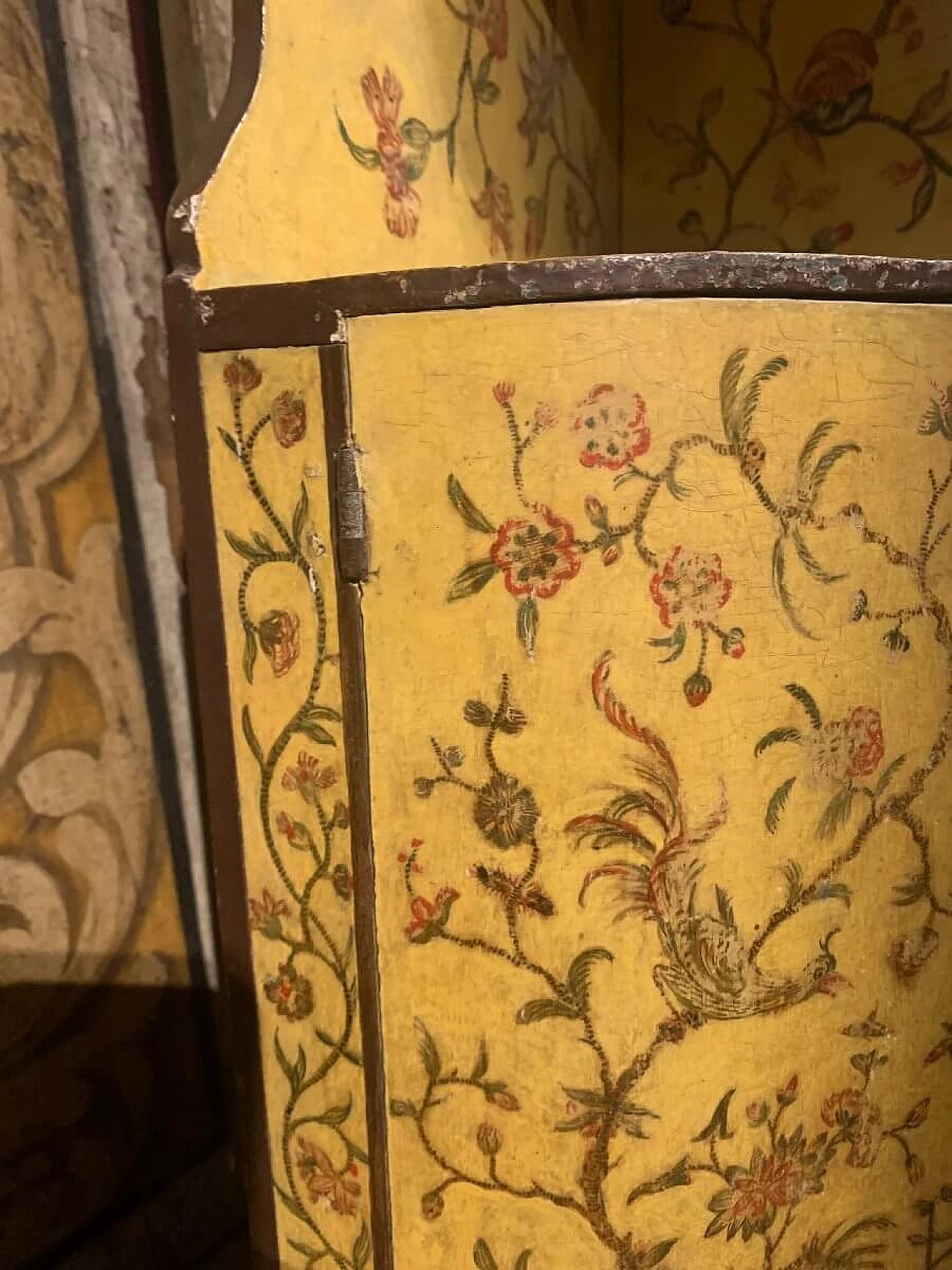 Chinoiserie-painted wooden corner cabinet, 18th century 10