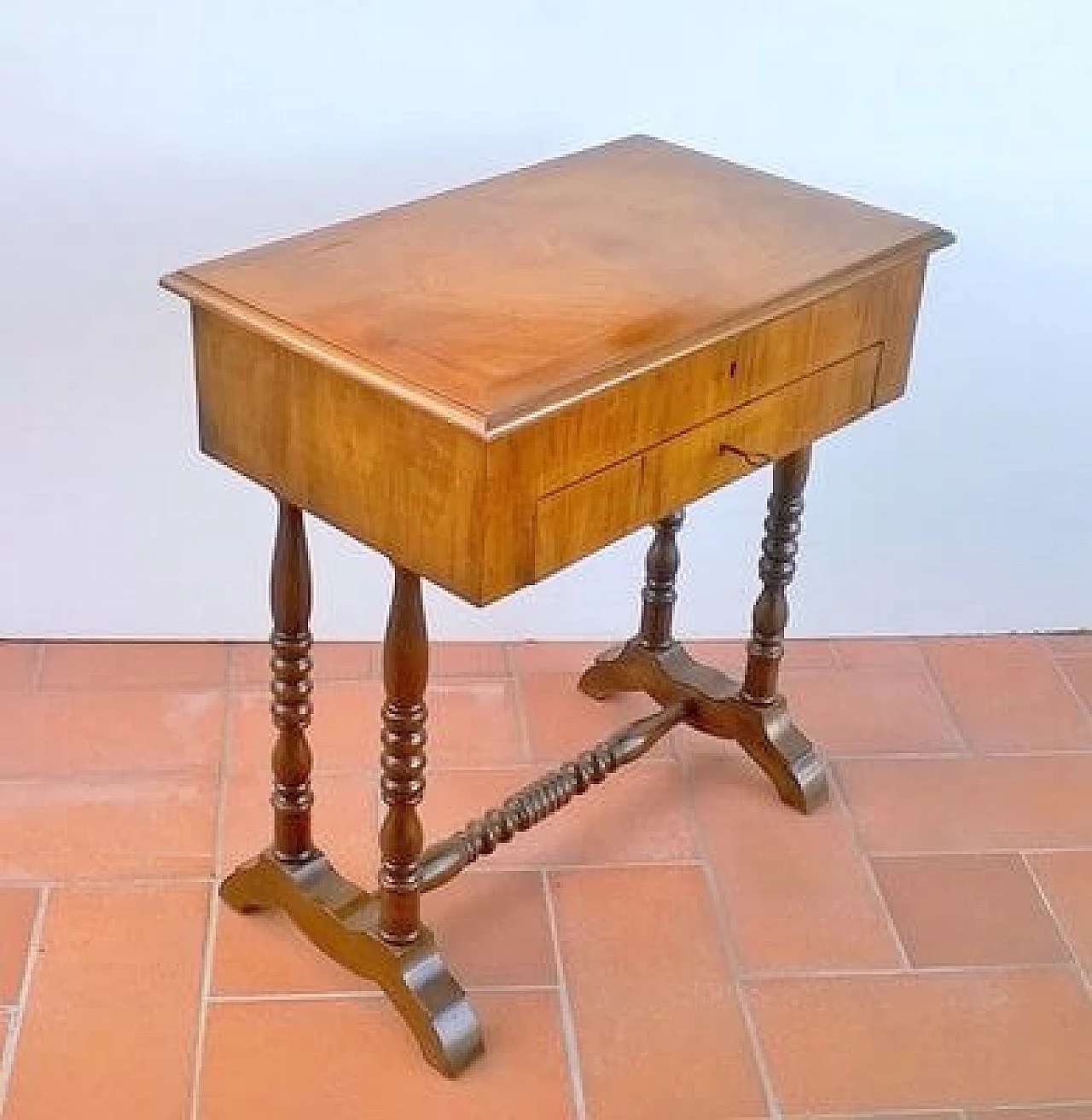 Sewing table in solid turned walnut, late 19th century 3