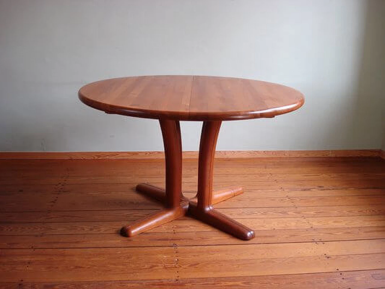 Extendable round table in teak by Dyrlund, 1970s 1