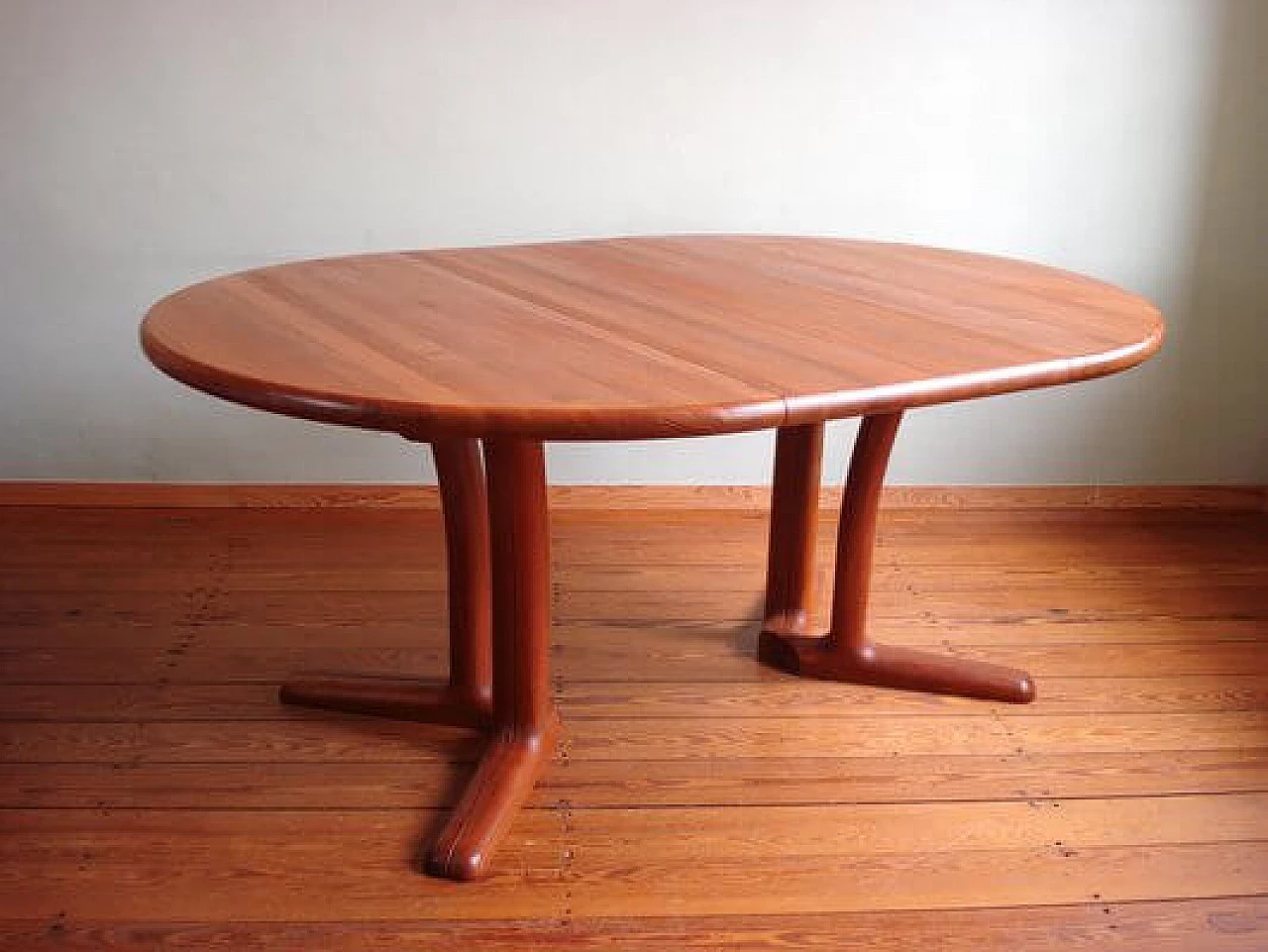 Extendable round table in teak by Dyrlund, 1970s 4