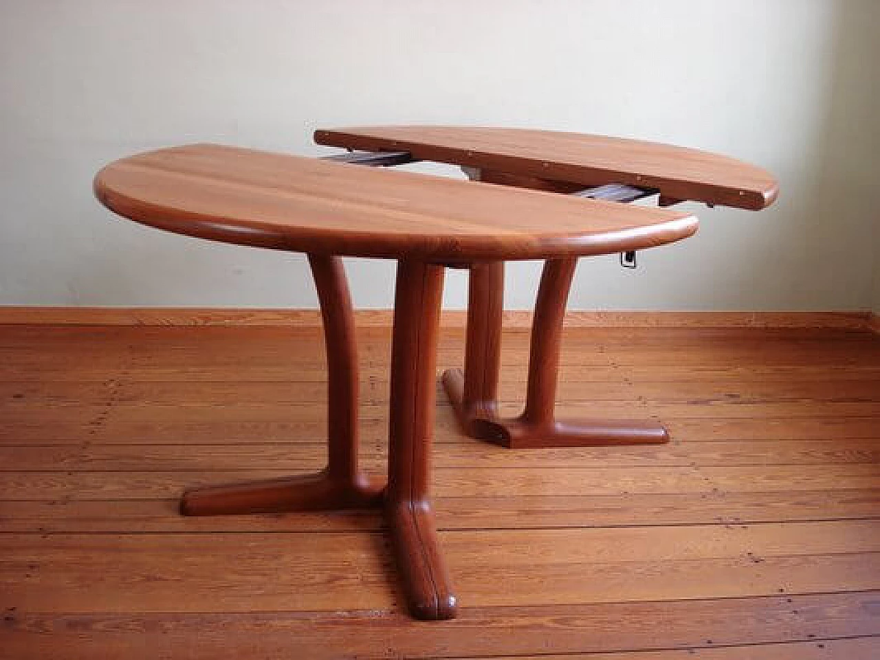 Extendable round table in teak by Dyrlund, 1970s 5