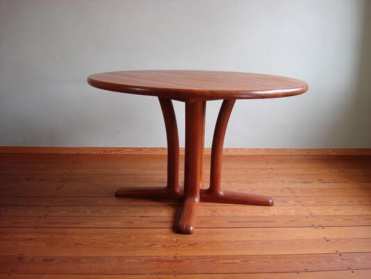 Extendable round table in teak by Dyrlund, 1970s 6