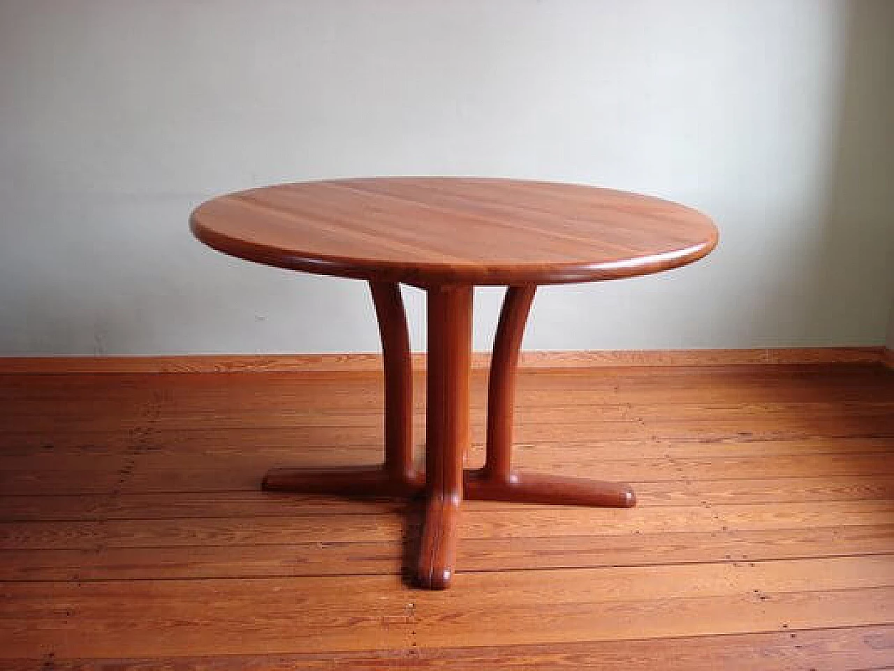 Extendable round table in teak by Dyrlund, 1970s 8