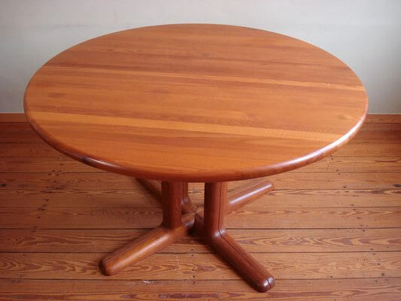 Extendable round table in teak by Dyrlund, 1970s 9