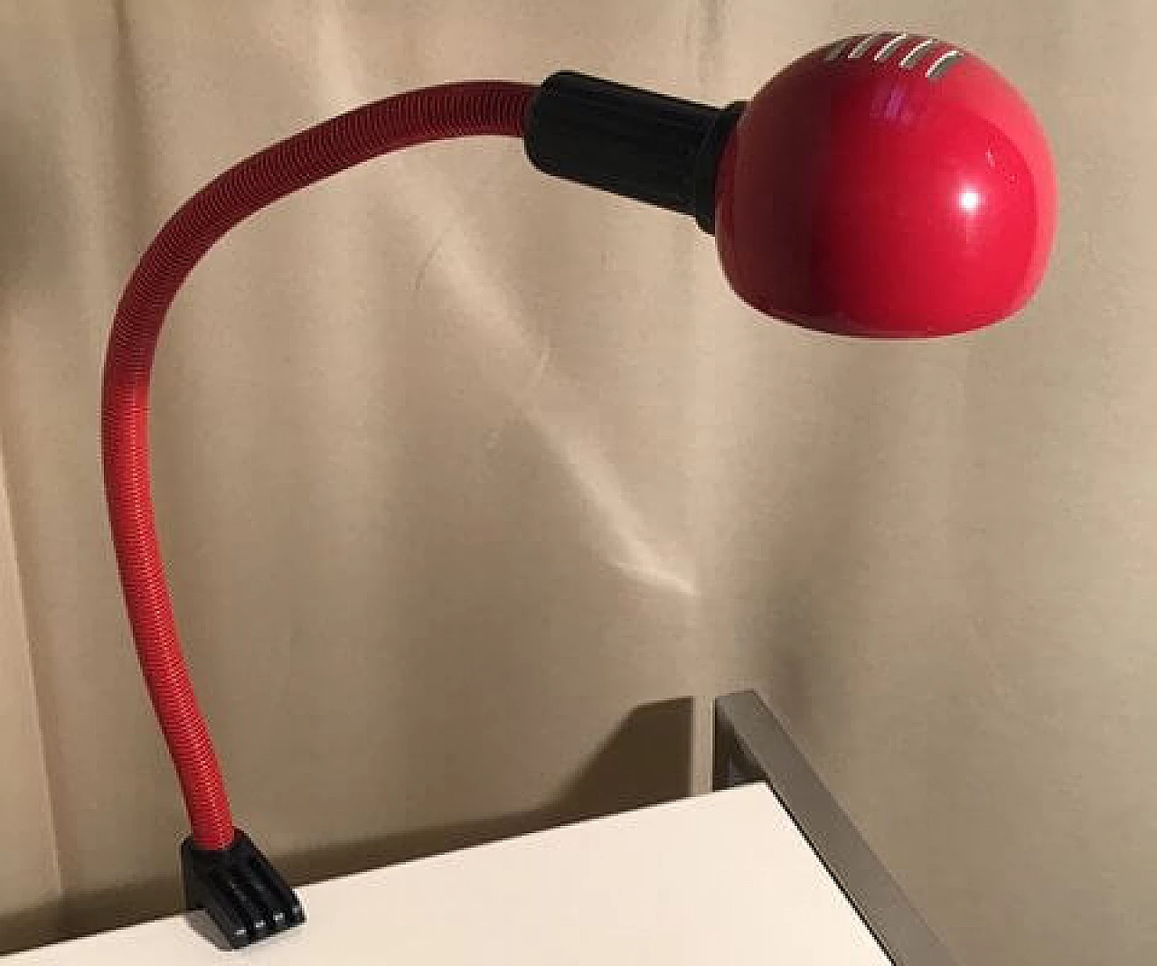 Lampada da tavolo Hebi rossa con morsetto di Isao Hosoe per Valenti Luce, 1969 1