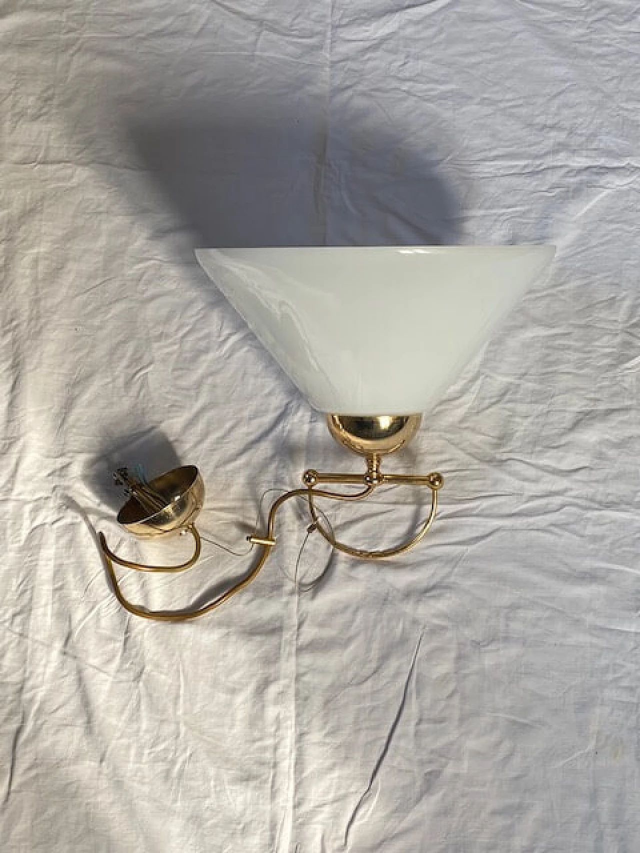 Lampada a sospensione in vetro bianco e ottone, anni '60 4