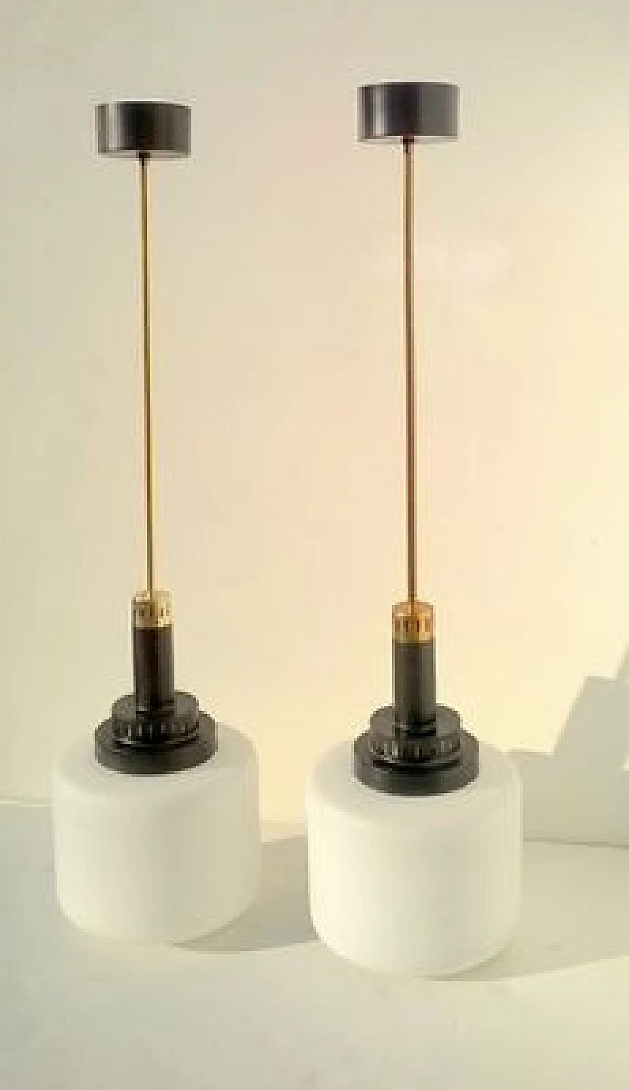 Coppia di lampade a sospensione in vetro opalino di Stilnovo, anni '50 3