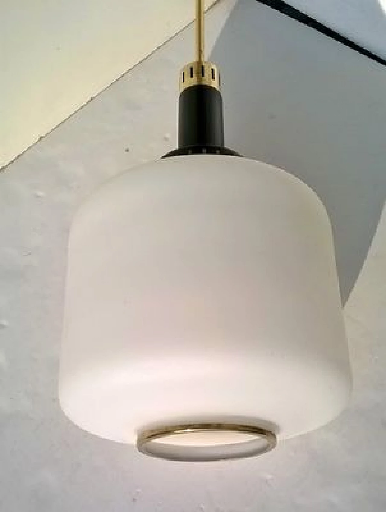 Coppia di lampade a sospensione in vetro opalino di Stilnovo, anni '50 4