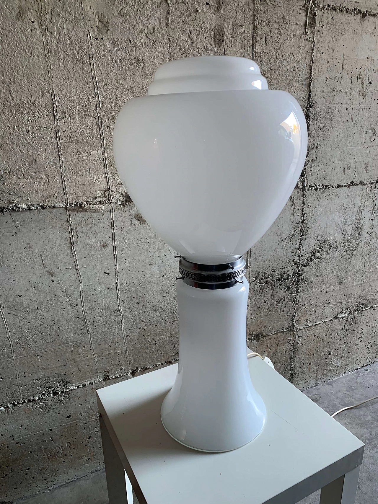 Lampada da tavolo in vetro opalino bianco e metallo, anni '70 3