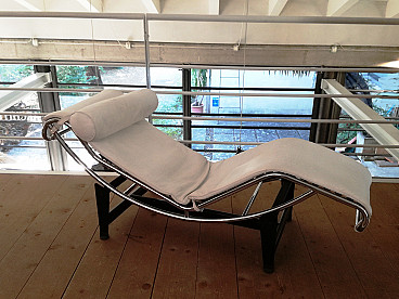 Chaise lounge Lc4 in pelle bianco, Alivar