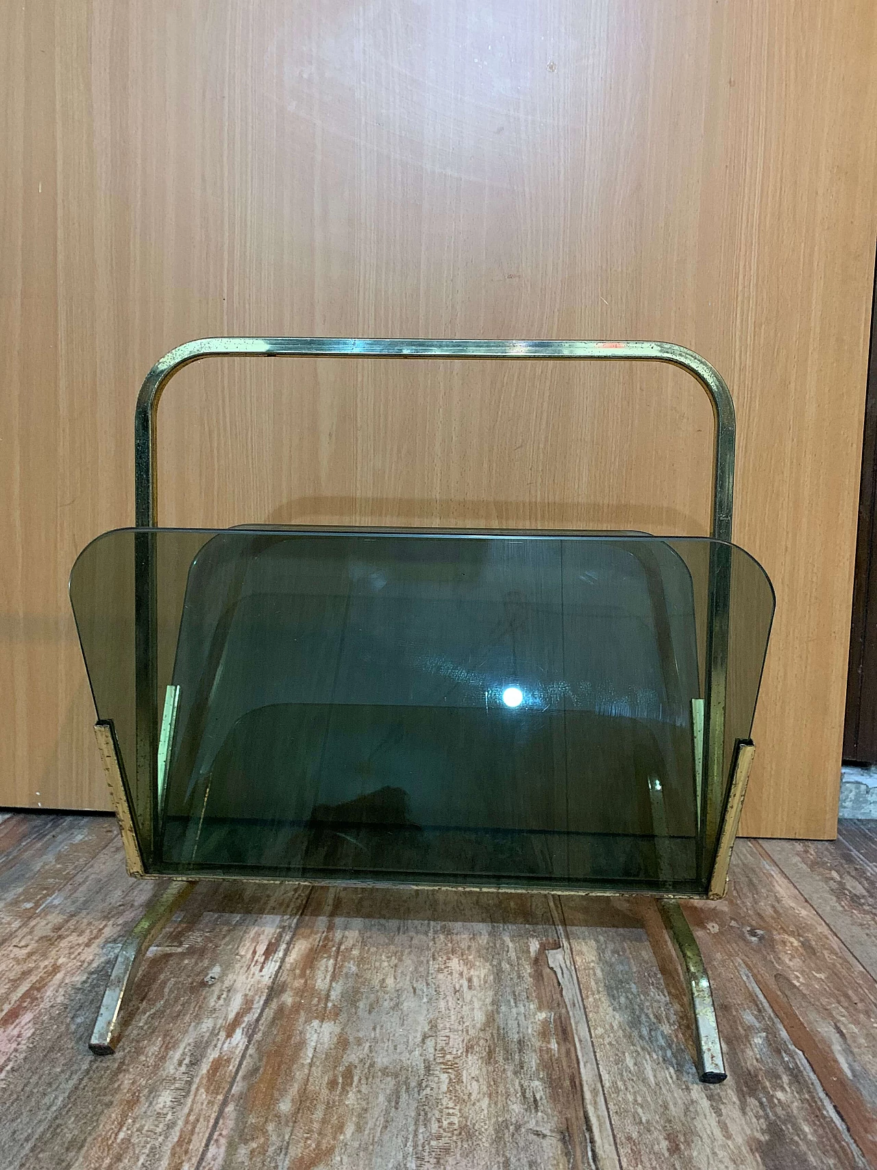 Magazine rack in brass-plated iron and smoked glass, 1970s 1