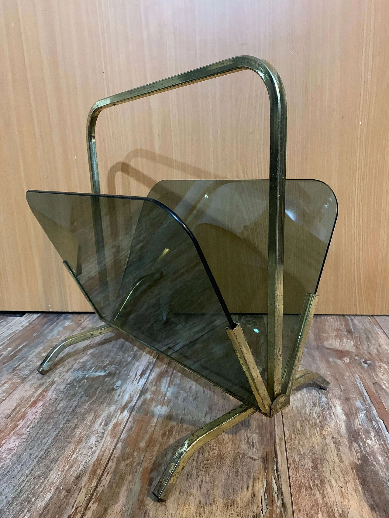 Magazine rack in brass-plated iron and smoked glass, 1970s 2