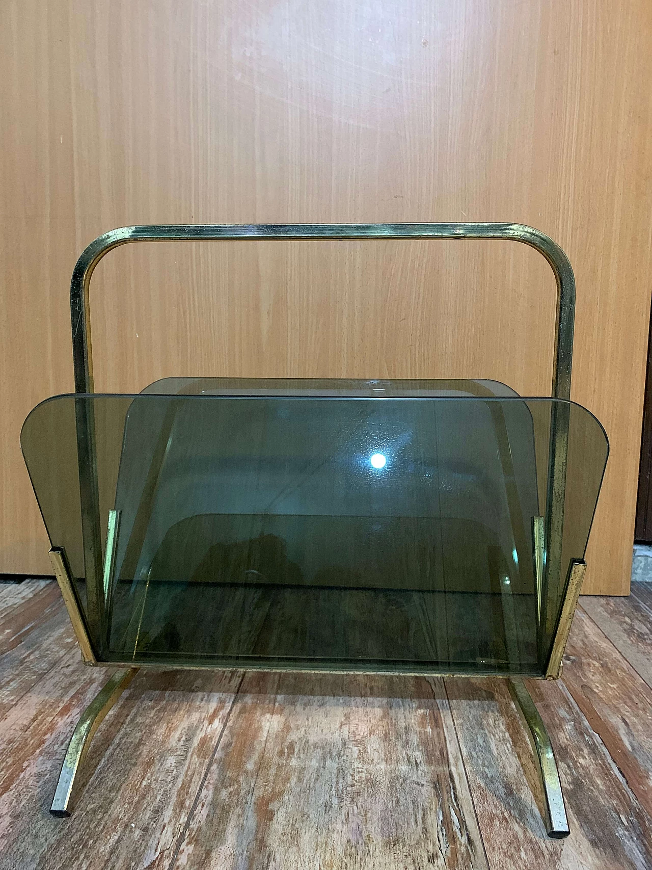 Magazine rack in brass-plated iron and smoked glass, 1970s 4