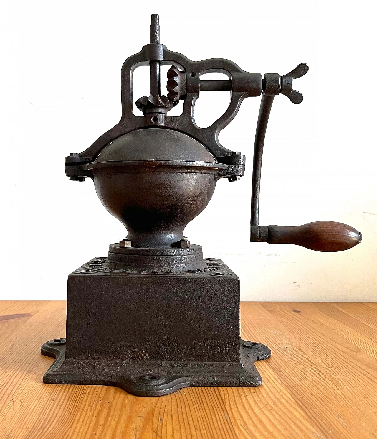 A0 coffee grinder in cast iron by Peugeot Freres, late 19th century 4