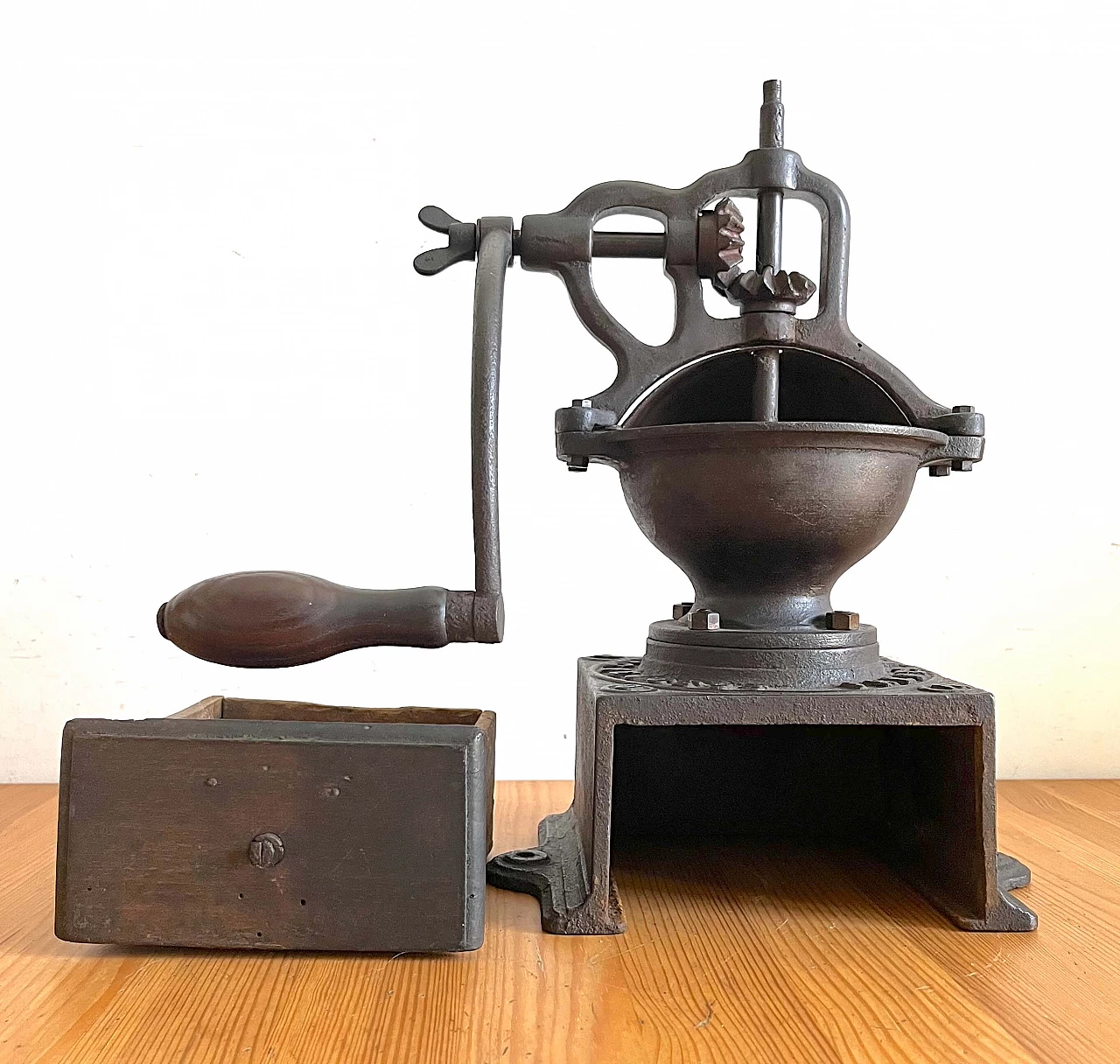 A0 coffee grinder in cast iron by Peugeot Freres, late 19th century 6