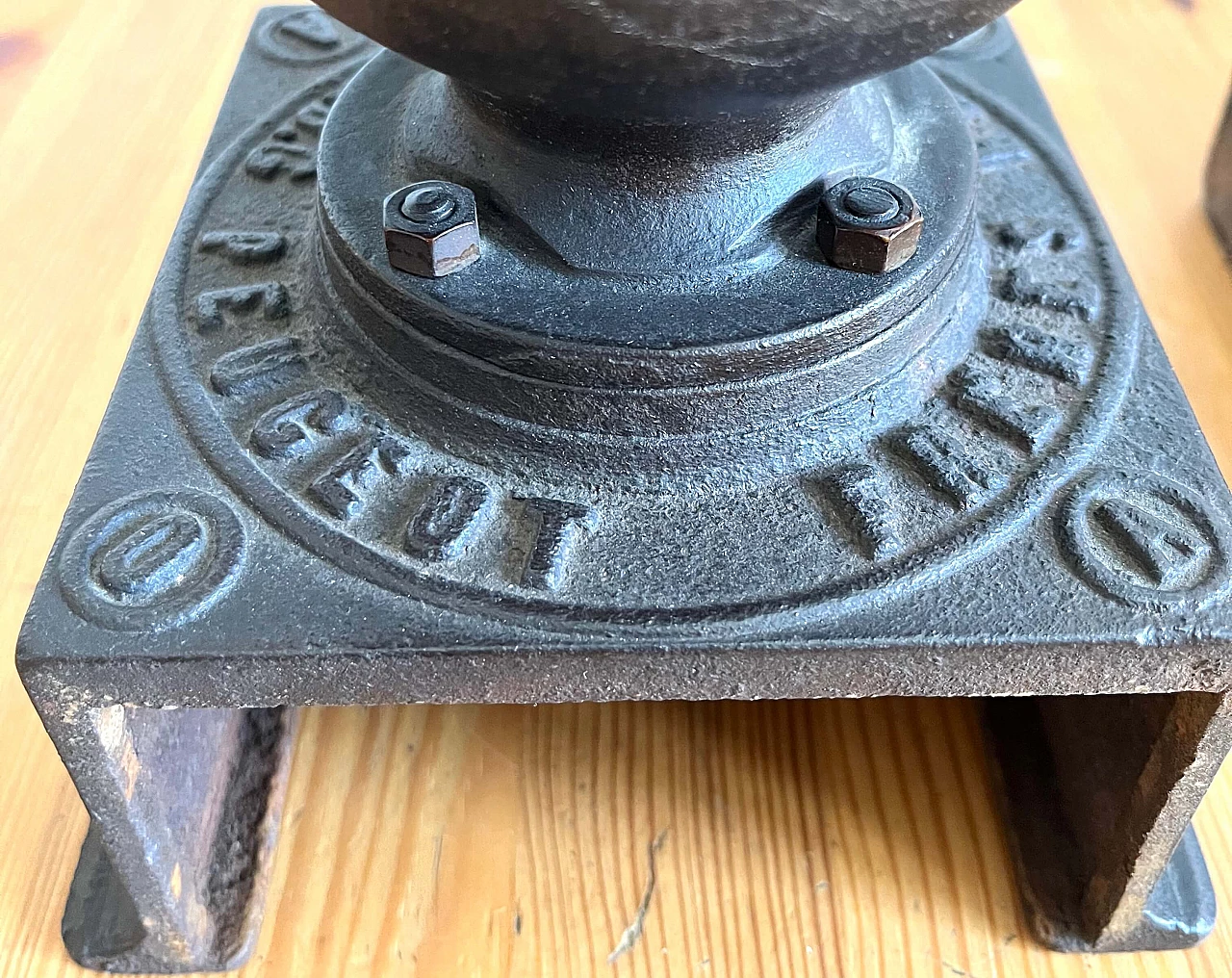 A0 coffee grinder in cast iron by Peugeot Freres, late 19th century 13