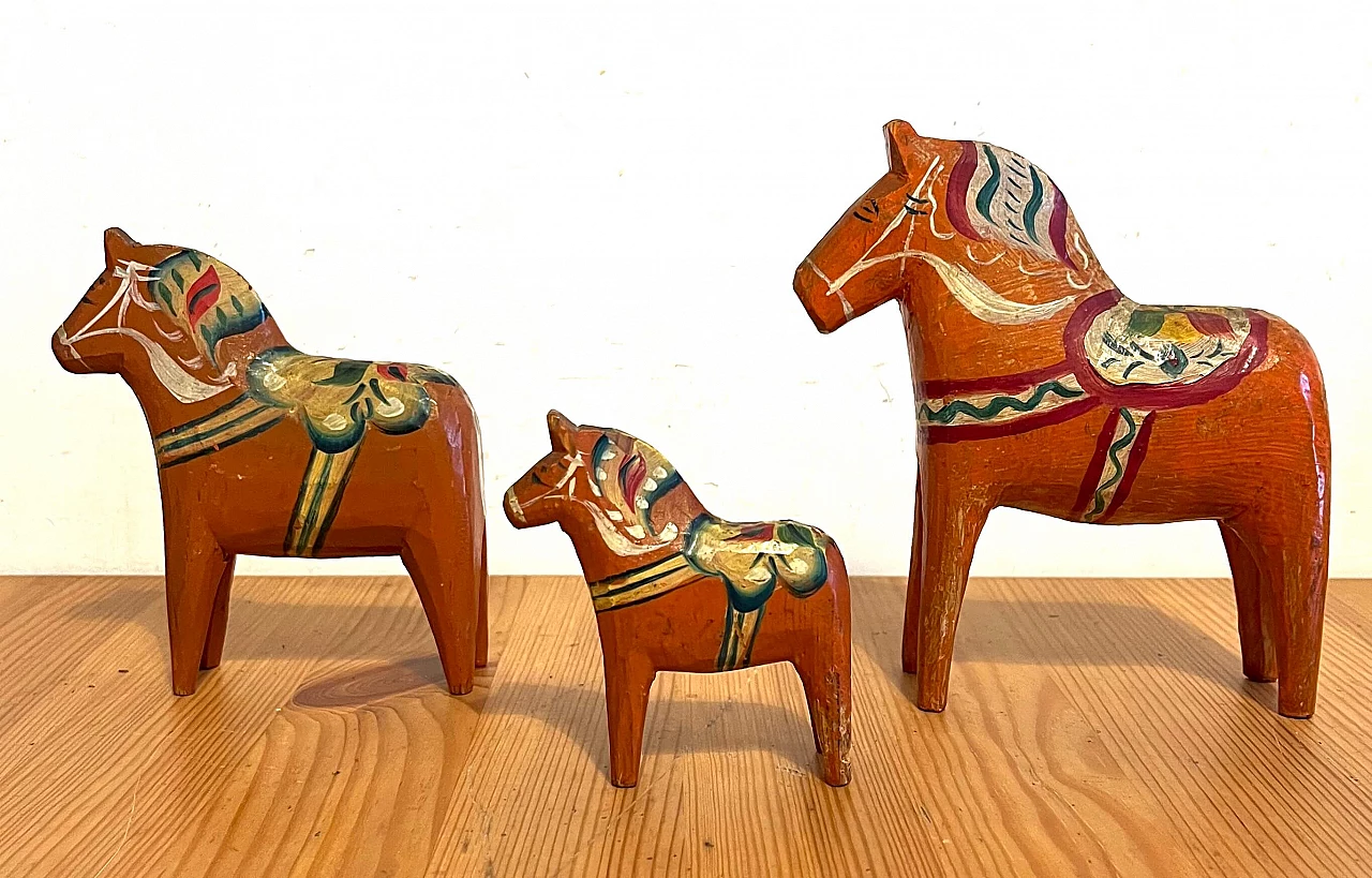 3 Dala horse figurines in wood, 1950s 1