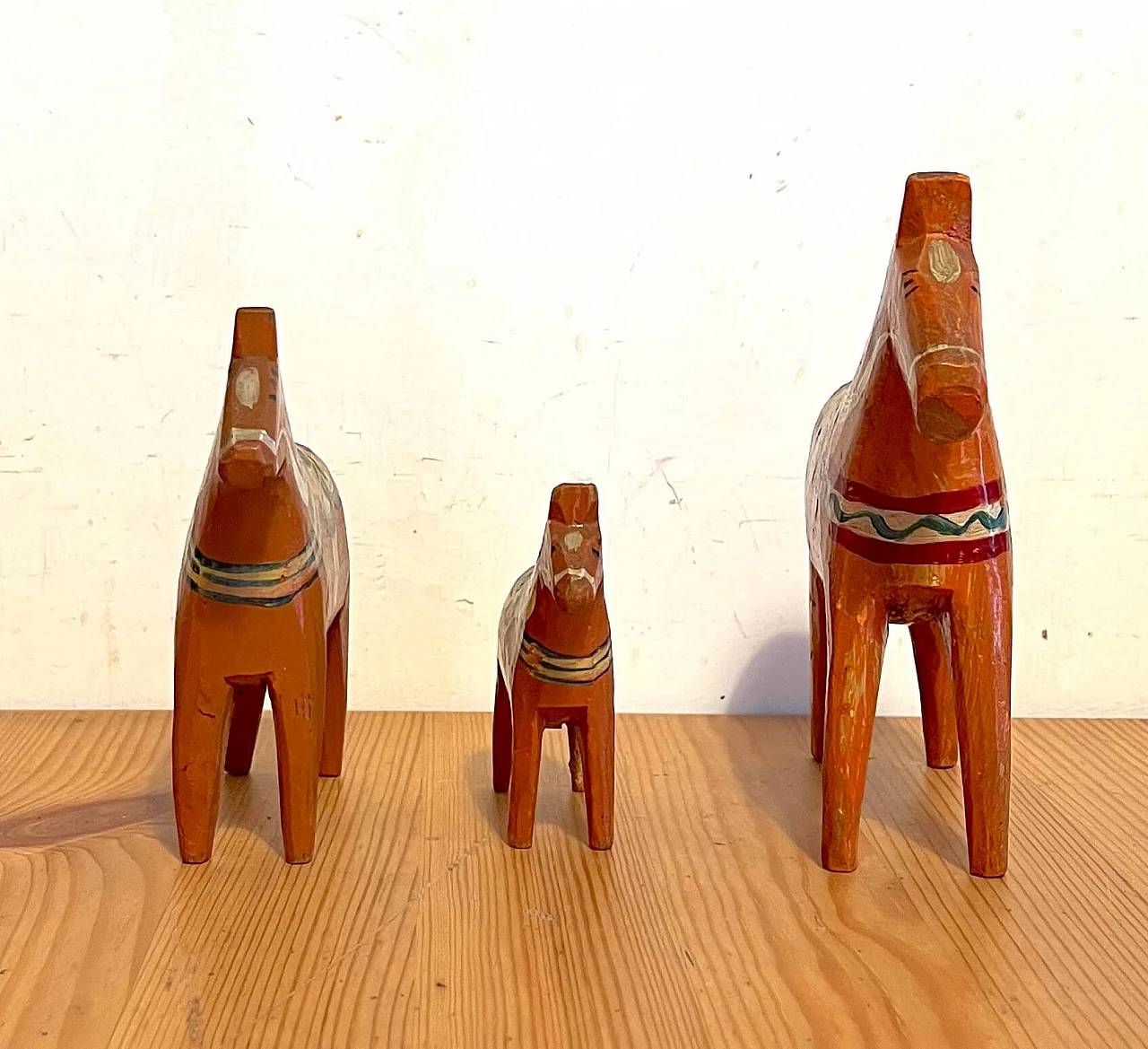 3 Dala horse figurines in wood, 1950s 5