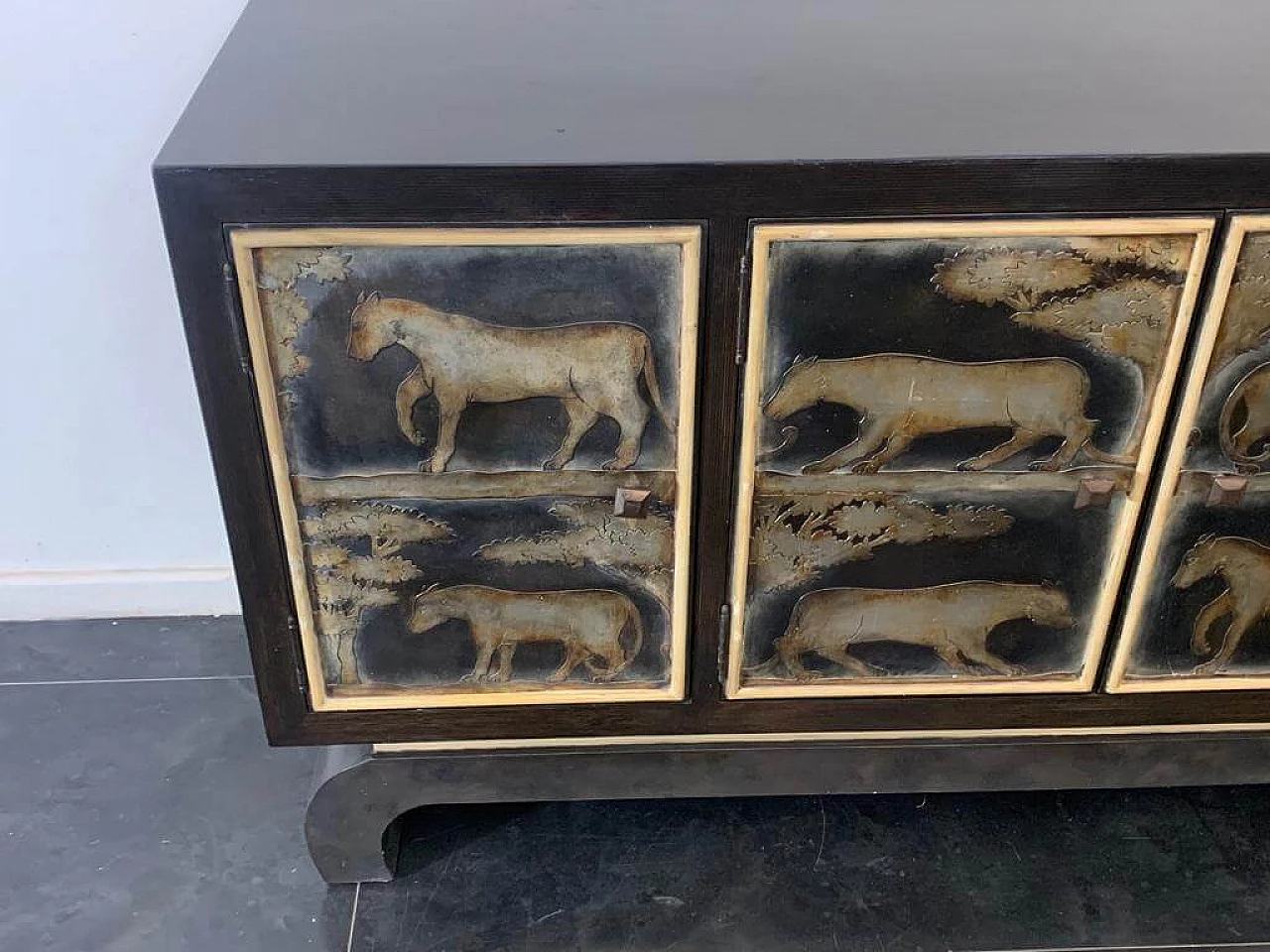 Credenza in legno laccato con pannelli decorati di Lam Lee Group, anni '90 5