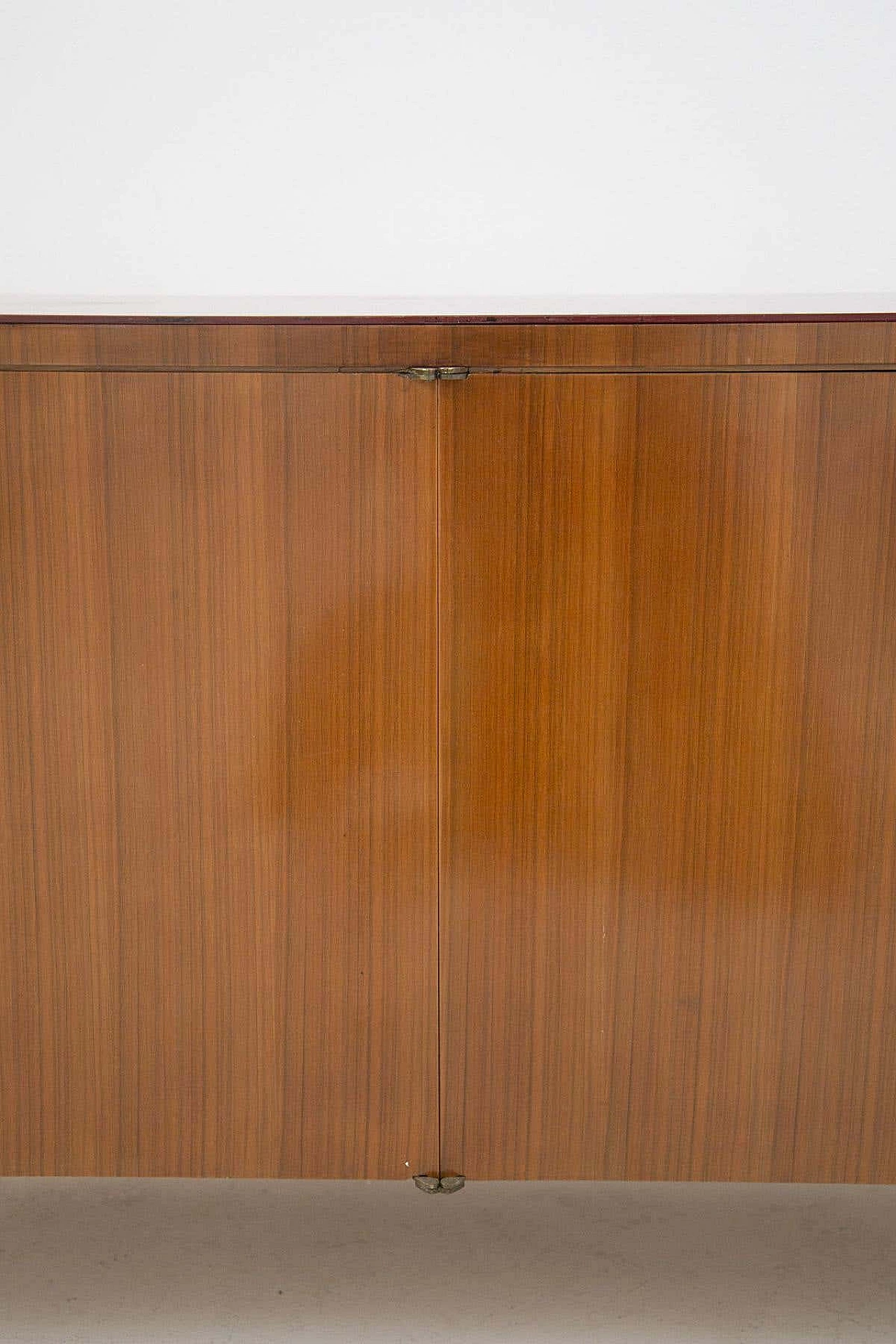 Credenza in legno con piano in vetro rosso di Melchiorre Bega, anni '50 5